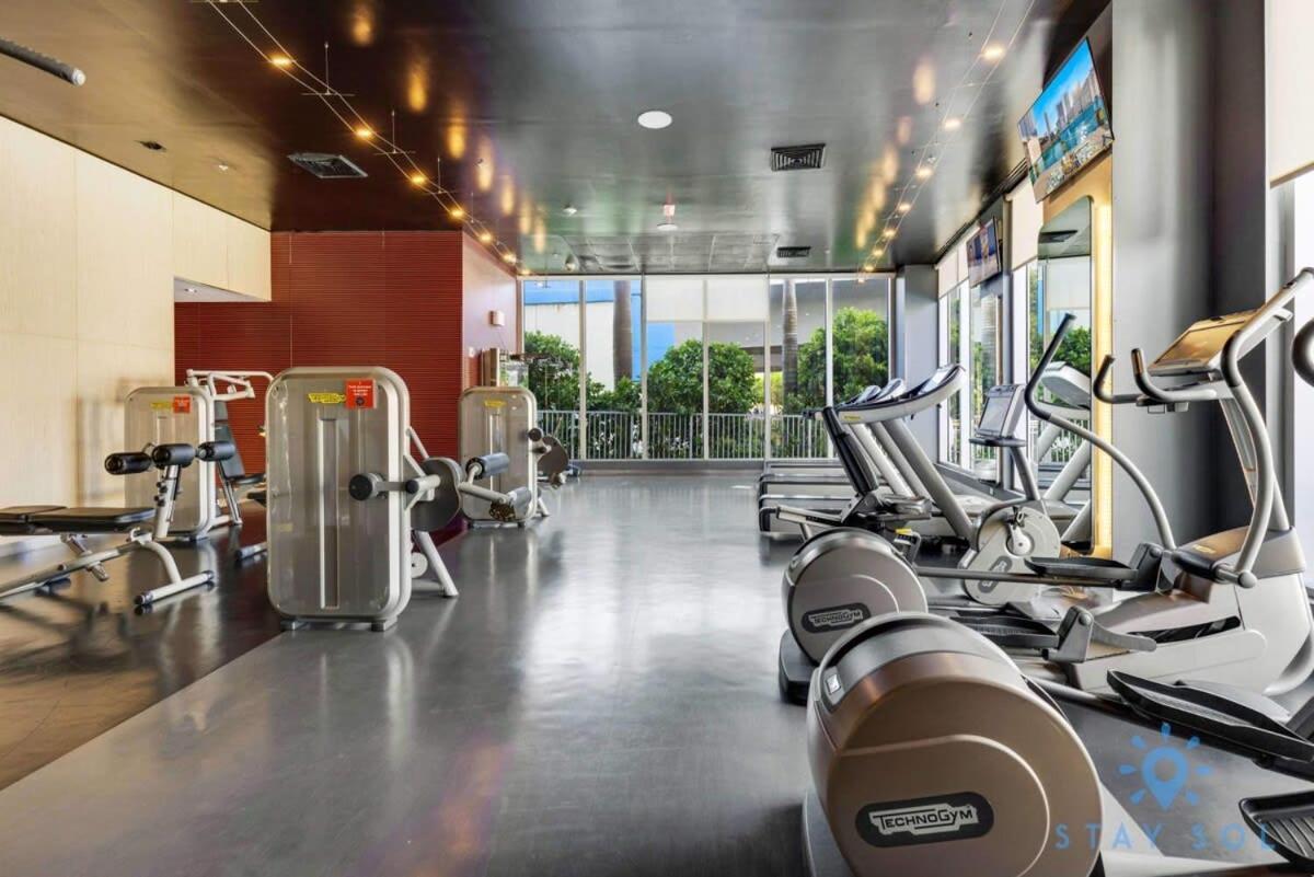 Infinite View - Balcony- Amazing Pool- Near Hallandale Beach