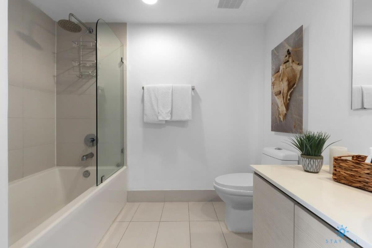 Infinite View - Balcony- Amazing Pool- Near Hallandale Beach